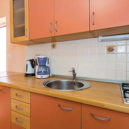 1 Bedroom Beautiful In Apartment Moscenicka Draga