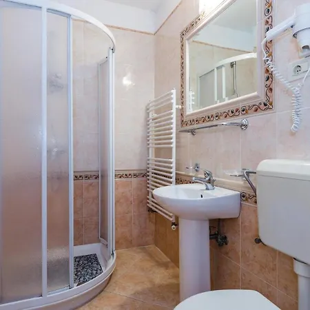 1 Bedroom Beautiful In *